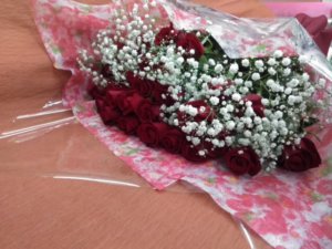 赤バラとカスミソウでお誕生日の花束を 山口県下関市のお花屋 花ギフト フラワーギフトの配達は花のタムラ