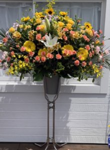 ひまわりの元気が出るスタンド花 山口県下関市のお花屋 花ギフト フラワーギフトの配達は花のタムラ